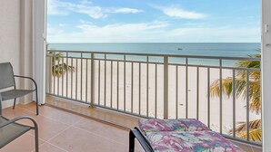 Un balcón con vista a la playa y al océano.