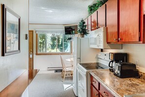 Fridge, microwave, oven, stovetop - Sunny, Corner Unit. Private Kitchenette. Ski In - Walk to Town | PM4D (Breckenridge)