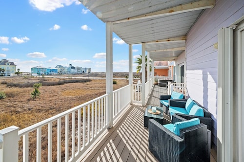 Sand-Y-Sol | 4BR/4BA Gulf-View Home | Sleeps 10 | Deck + Dog-Friendly
