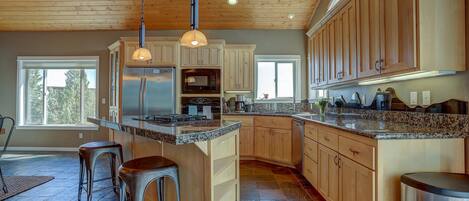 ثلاجة، ميكروويف، فرن، موقد طهي مسطح