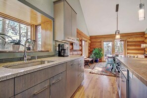 冰箱、微波炉、烤箱、炉灶