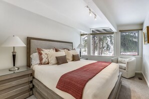 3 slaapkamers, een strijkplank/strijkijzer, wifi, beddengoed