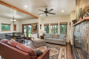 Fernseher, Kamin, Tischtennisplatte