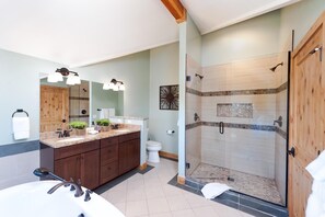 Ensemble douche/baignoire, articles de toilette gratuits, sèche-cheveux