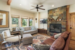 Fernseher, Kamin, Tischtennisplatte