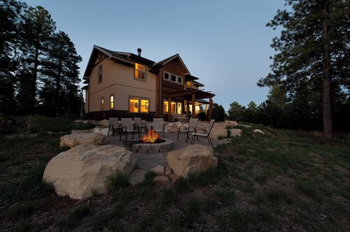 Custom Home - 3 Acres - 9 Min to DGO - Hot Tub/Fire Pit/Ping Pong/Arcade Game