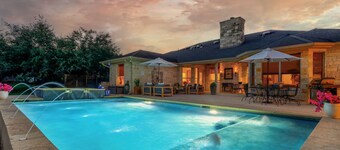 PRIVATE | 15 Beds | POOL | SPA |Bsktball | Pool Table |Close Downtown