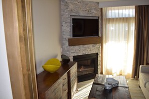 TV, lareira
