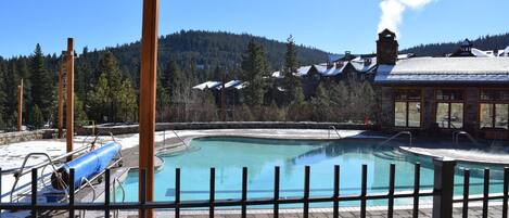 Utomhuspool och uppvärmd pool