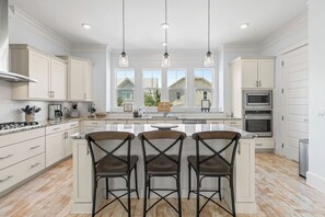 Full-sized fridge, microwave, oven, stovetop