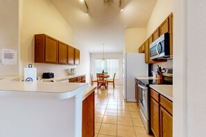 冷蔵庫、電子レンジ、オーブン、コンロ