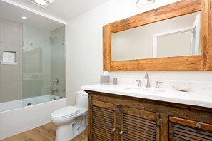 Douche, séchoir à cheveux, serviettes fournies