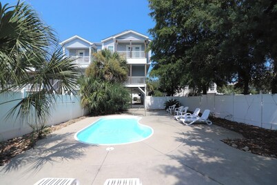 Sun, Sand, and Serenity - 5 Bedroom, 5 Bath Dog Friendly with Private Pool