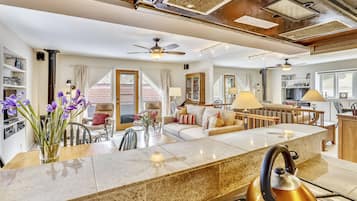 Téléviseur, foyer, livres, chaîne audio