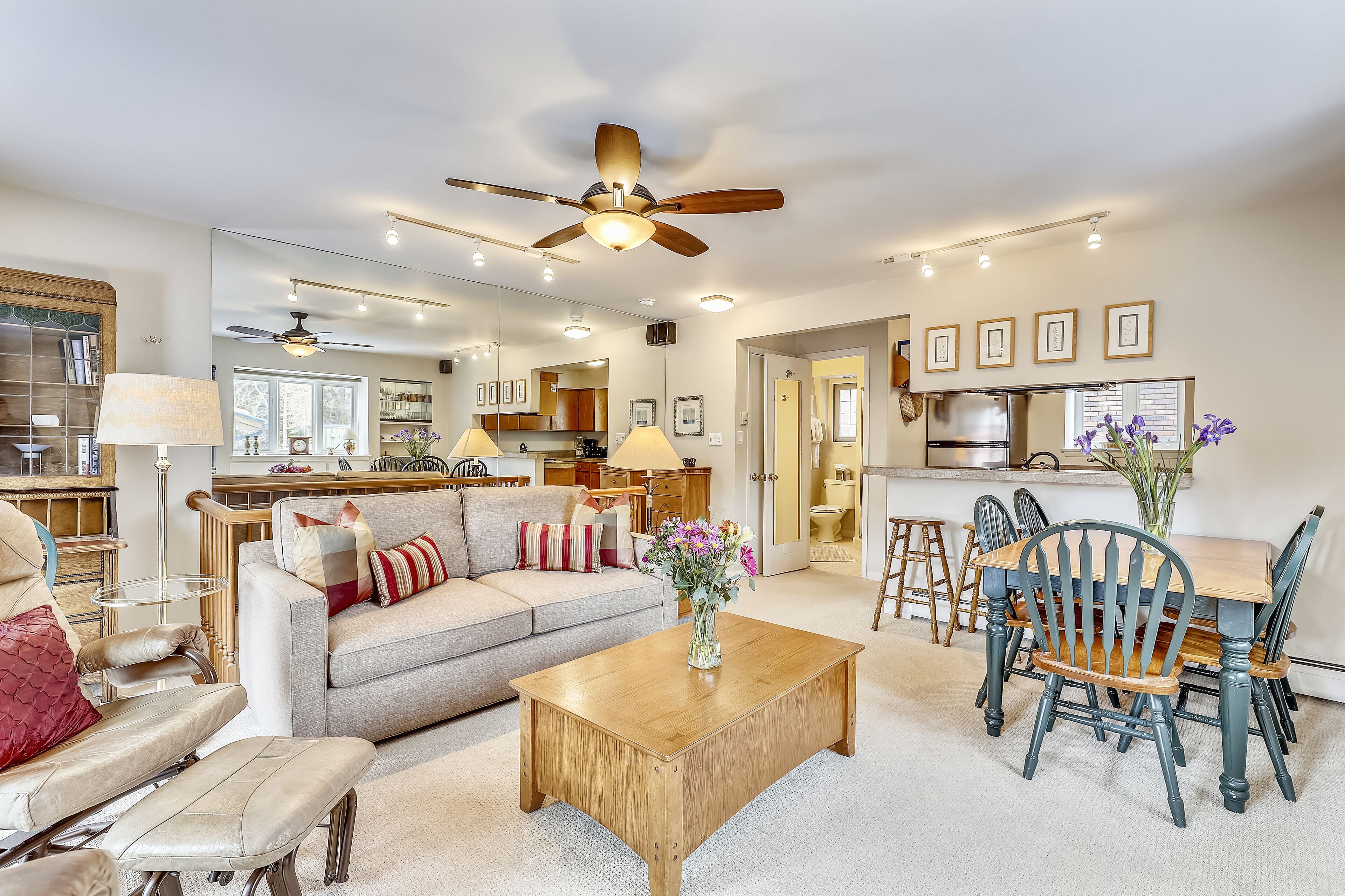 电视、壁炉、书、立体声音响