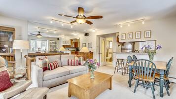 Téléviseur, foyer, livres, chaîne audio