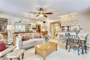 Fernseher, Kamin, Bücher, Stereoanlage