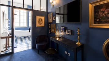 Premium Suite (Curiosity) | Living room | Flat-screen TV