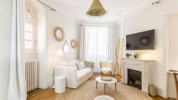 Duplex, Ensuite (E. Chambre) | Living area | Flat-screen TV