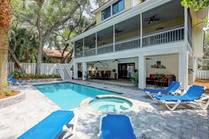 Lämmitetty uima-allas