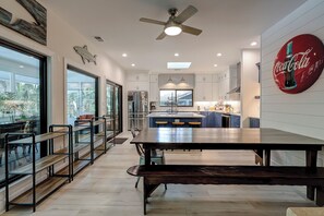 Dining - 4 Dogwood Lane - 3rd row (100 yards) from the ocean with Private Pool (Hilton Head Island)