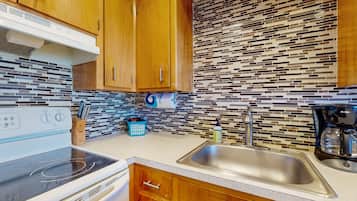 Kylskåp, mikrovågsugn, ugn och spishäll