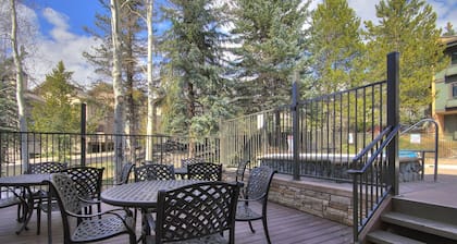 Expansive Condo! Walk to the Slopes! Winter Shuttle! Heated Pool & Hot Tub!