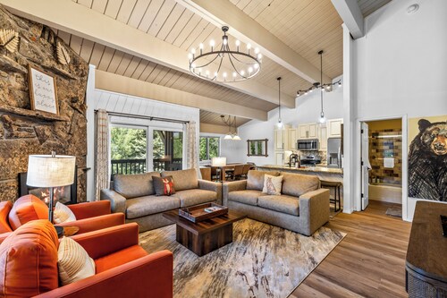 Expansive Condo! Walk to the Slopes! Winter Shuttle! Heated Pool & Hot Tub!