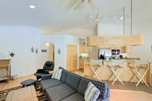 TV, peis, DVD-spiller og bøker