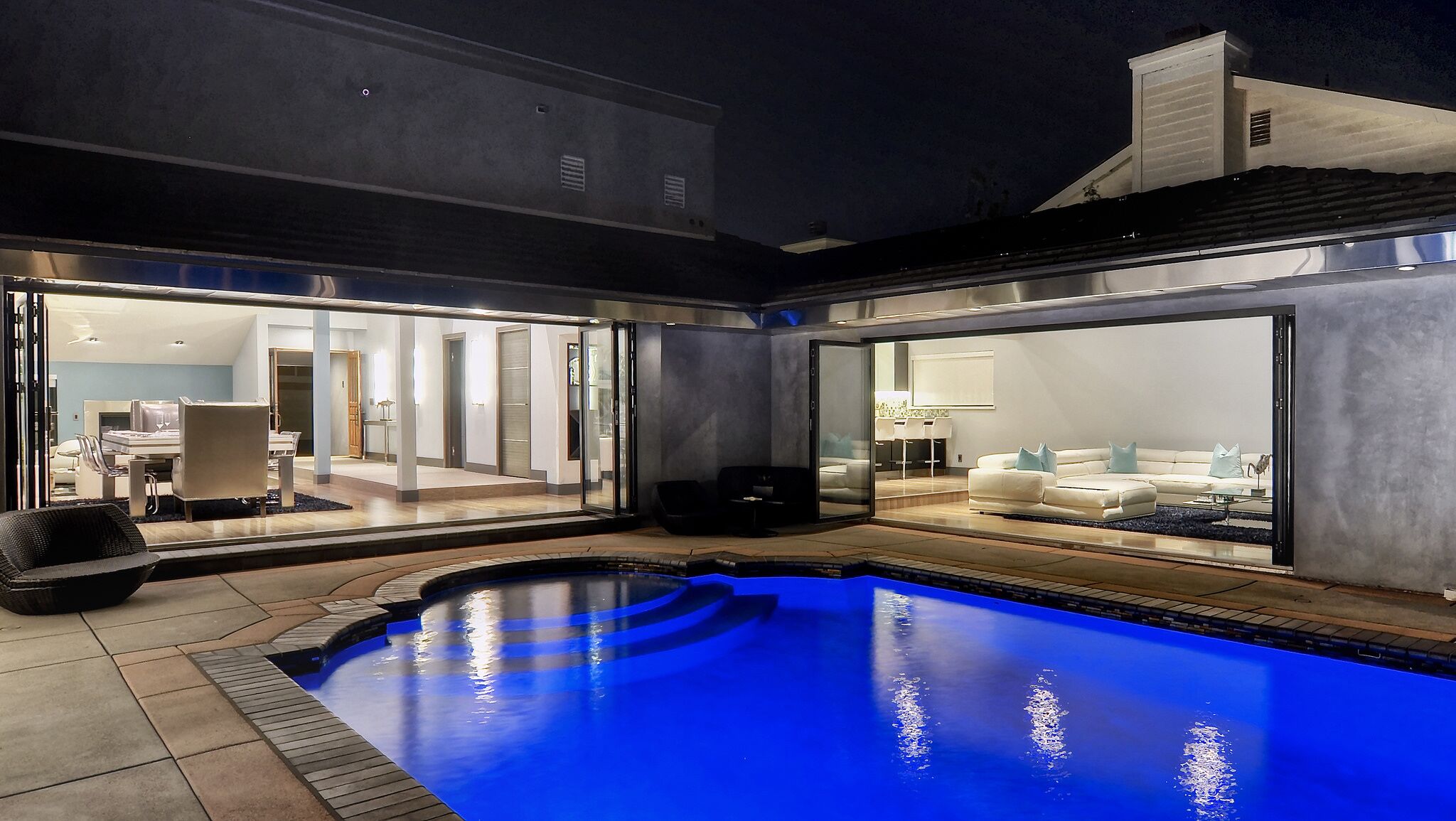 Modern Beach Retreat: Private Pool & Exclusive Beach Access in Gated Community