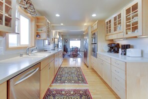 Fridge, microwave, oven, stovetop - Comfortable waterfront home with stunning views (Lopez Island)