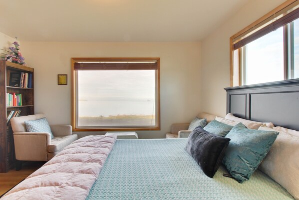 2 bedrooms, internet, bed sheets - Comfortable waterfront home with stunning views (Lopez Island)