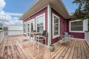 Outdoor dining - Pet Friendly Escape–Heated Private Pool, Near the Beach & Golf Cart Available (Santa Rosa Beach)