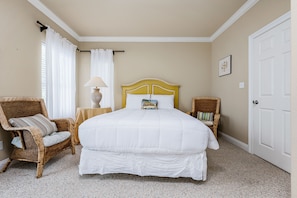 4 bedrooms, iron/ironing board, free WiFi, bed sheets - Pet Friendly Escape–Heated Private Pool, Near the Beach & Golf Cart Available (Santa Rosa Beach)