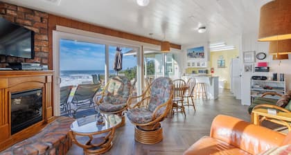 Encantadora casa frente al mar cuenta con impresionantes vistas al mar y patio privado!