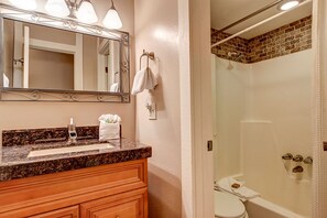 Ensemble douche/baignoire, articles de toilette gratuits, sèche-cheveux