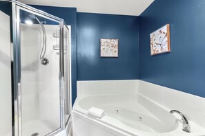 Bañera con ducha, bañera de hidromasaje, toallas