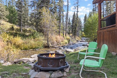 "Rocky Top Rio" First Class Private Riverfront Cabin! Pet friendly!