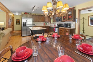 Fridge, microwave, oven, stovetop - "Rocky Top Rio" First Class Private Riverfront Cabin! Fireplace, Fire Pit, Pet friendly! (Red River)