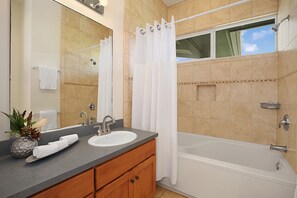 Combined shower/tub, hair dryer, towels - Haena Sunrise, Great Mountain & Waterfall Views,  2-Minute Walk to Beach (Haena)