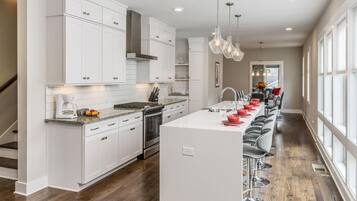 Frigorífic, microones, forn i placa de cuina