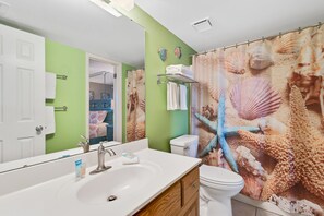 Combined shower/bathtub, hair dryer, towels