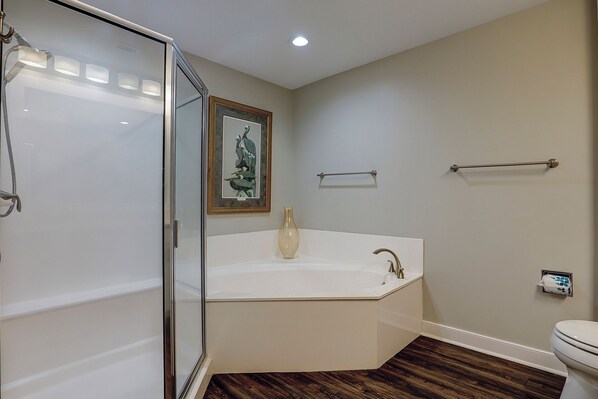Une salle de bain moderne avec une douche à parois de verre, une baignoire sur pieds et des toilettes.