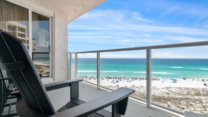 Ein Balkon mit Blick auf Strand und Meer.