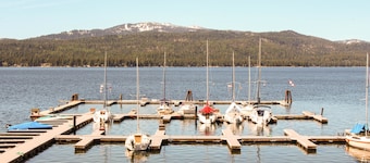 Cozy cabin with 2 fireplaces & firepit - short drive to Payette Lake