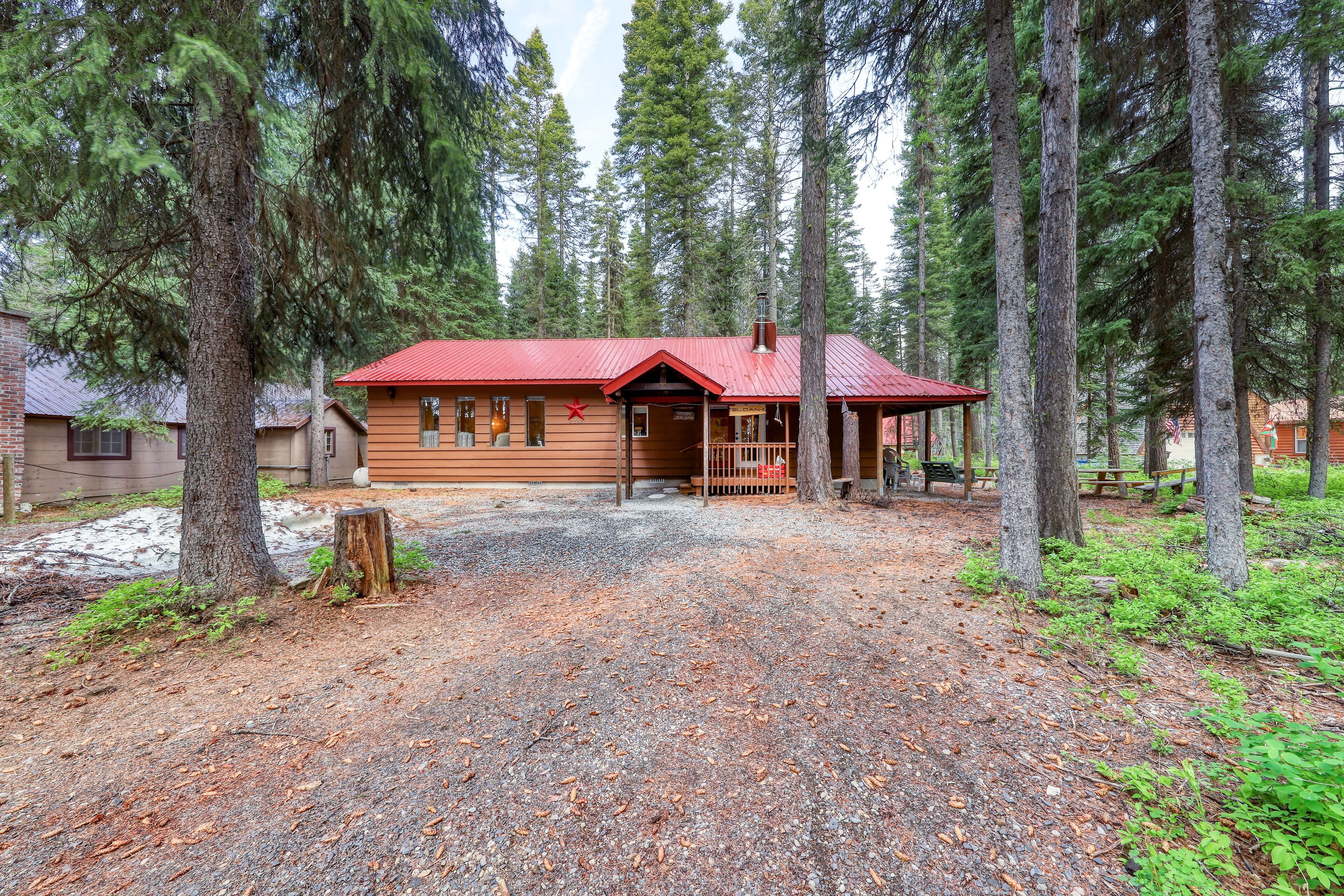 Cozy cabin with 2 fireplaces & firepit - short drive to Payette Lake