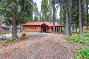 Exterior - Cozy cabin with 2 fireplaces & firepit - short drive to Payette Lake (McCall)