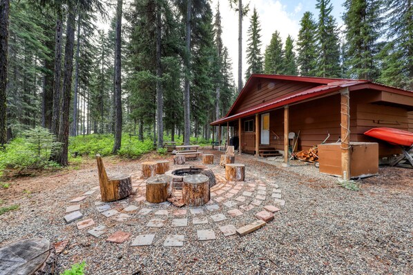 Terrace/patio - Cozy cabin with 2 fireplaces & firepit - short drive to Payette Lake (McCall)