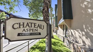 Skilt for Chateau Aspen, East Cooper 630.