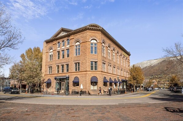 Exterior - Fireplace & Chill - Perfectly Appointed Aspen Condo (Aspen)